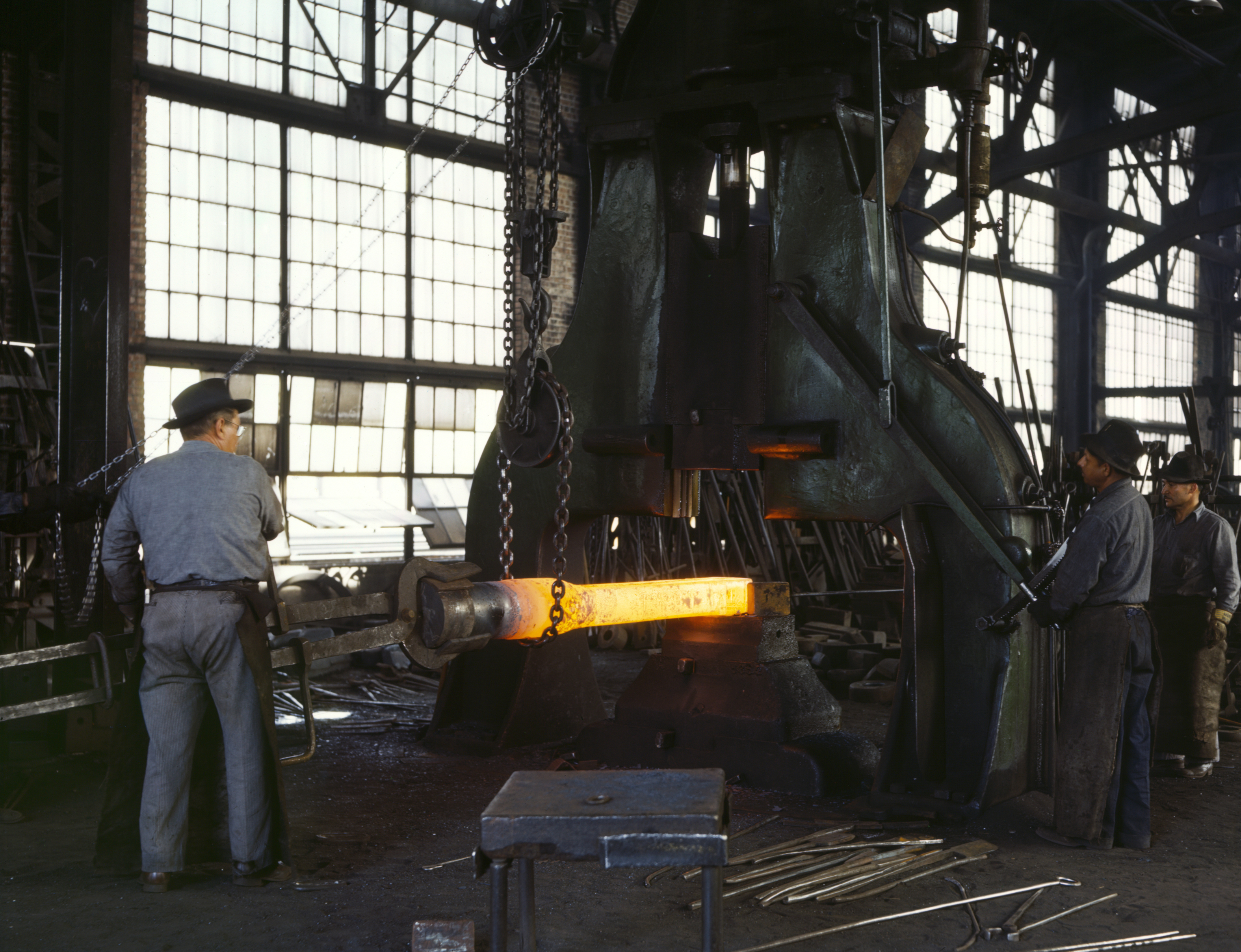 Hammering_out_a_draw_bar_on_the_steam_drop_hammer_in_the_blacksmith_shop_Santa_Fe_RR